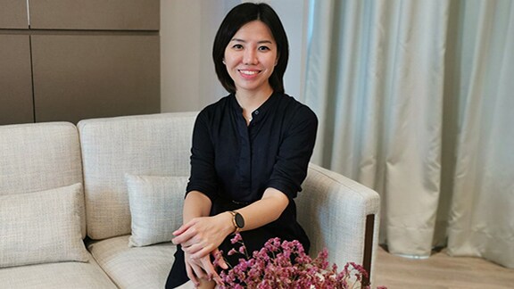 Johnson Controls women employee