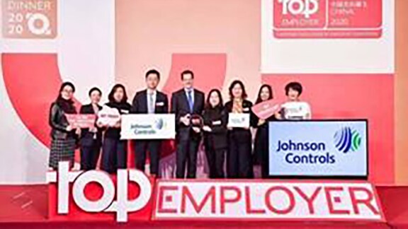 Group photo of employees holding the top employer award for Johnson Controls
