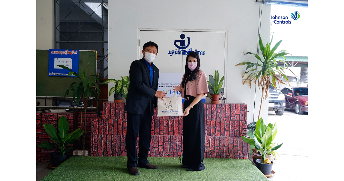 Johnson Controls Thailand employee receiving the award