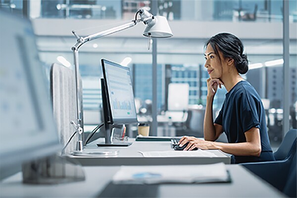 Woman working infornt of a Screen